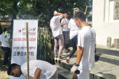 マイバン・ロクパチンの記念碑を清掃する正夢日本学院スタッフ